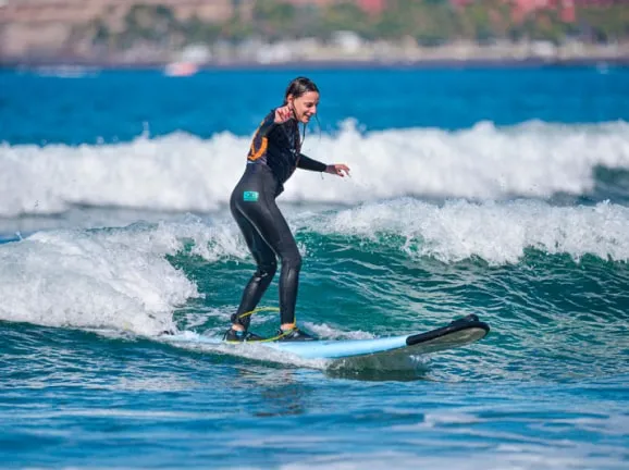 classi-in-gruppo-surf-in-tenerife-beach-las-americas