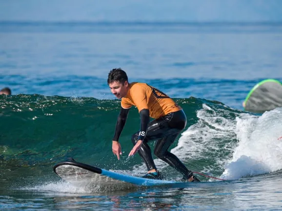 lezioni di surf-alunni-in-tenerife-beach-las-americas